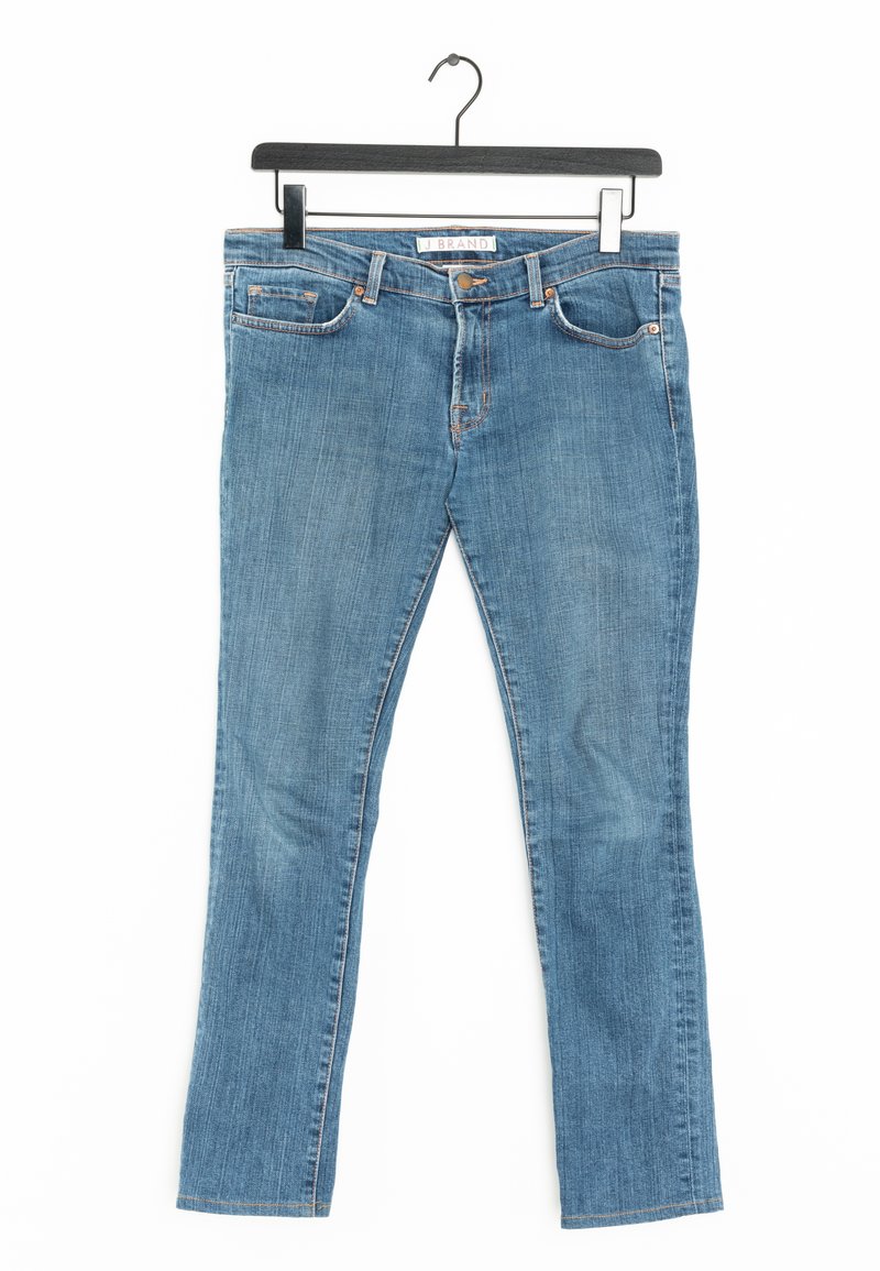 Jean en denim bleu suspendu à un cintre noir, avec des poches avant, des passants pour ceinture et une fermeture à boutons, avec une étiquette de marque visible.