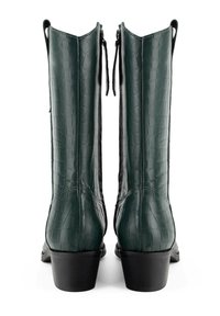 Zielone, sztuczne skórzane buty za kolano z teksturą krokodyla, skośną cholewką i czarnym, warstwowym obcasem, z bocznymi uchwytami dla ułatwienia zakładania.