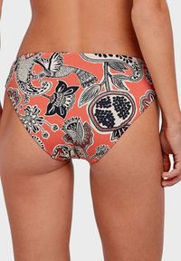 Bañador de bikini inferior en color coral, con un patrón de flores y aves en blanco y negro. Textura suave, diseño de corte bajo y cobertura completa.