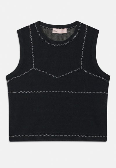Haut en tricot sans manches noir avec des coutures blanches contrastantes, un col rond et une forme structurée avec une texture subtile.