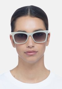 Le Specs CHANTE - Aurinkolasit - ivory
