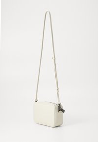 Borsa a tracolla rettangolare bianca realizzata in pelle liscia, con chiusura a zip e tracolla regolabile. Design minimalista con hardware argentato.