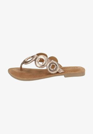 Sandales à tongs plates en métal rose doré avec des accents en matériel circulaire, un semelle ressemblant à du daim, et un design minimaliste.