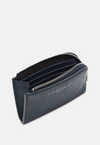 Granatowy skórzany portfel z zamkiem błyskawicznym, wyposażony w wiele przegródek na karty i teksturowaną powierzchnię. Wytłaczane logo na przedniej stronie.