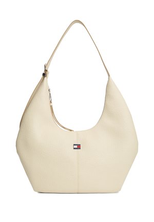 Kremowa teksturowana skórzana torba na ramię z pojedynczym paskiem i małym prostokątnym logo Tommy Hilfiger na przedzie, pośrodku.