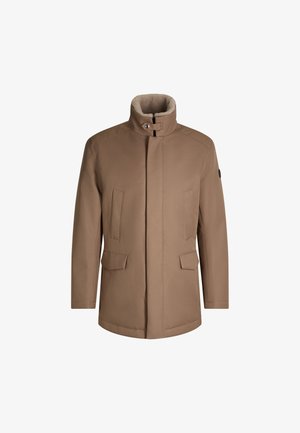 Manteau brun mi-long avec un grand col, doté de deux poches avant, texture lisse et fermeture à bouton au niveau du cou.