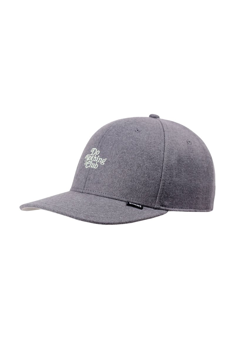Gorra de béisbol gris con una visera plana y bordado "Do Nothing Club" en la parte delantera. Está hecha de tela texturizada con un diseño estructurado.