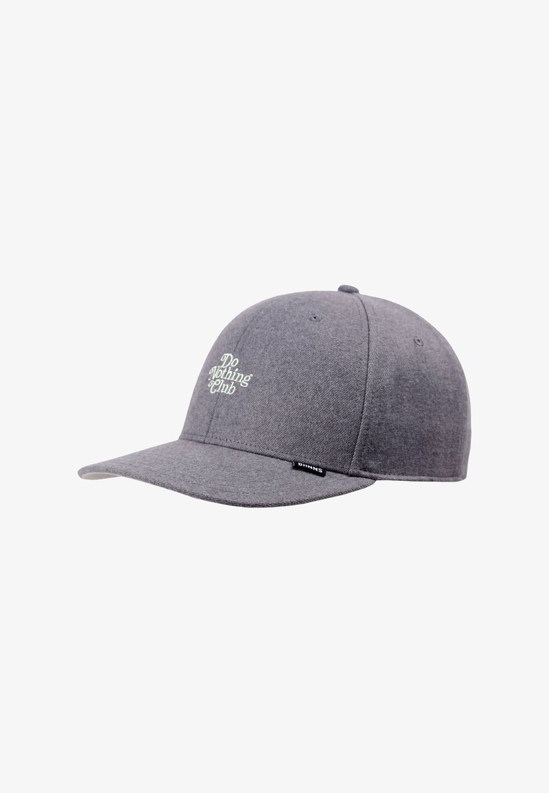 Gorra de béisbol gris con una visera plana y bordado "Do Nothing Club" en la parte delantera. Está hecha de tela texturizada con un diseño estructurado.