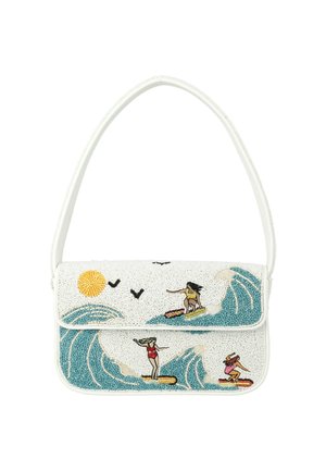 Sac à main blanc orné de perles avec un motif coloré représentant trois surfeurs sur des vagues bleues, un soleil jaune et trois oiseaux noirs dans le ciel.