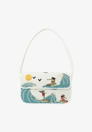 Borsa bianca con perline con arte in perline colorate di tre surfisti su onde blu, un sole giallo e tre uccelli neri nel cielo.