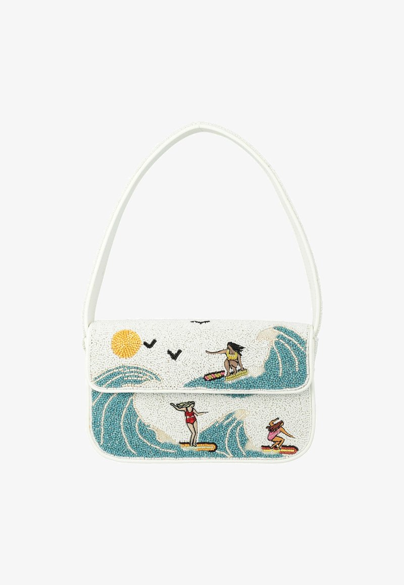 Sac à main blanc orné de perles avec un motif coloré représentant trois surfeurs sur des vagues bleues, un soleil jaune et trois oiseaux noirs dans le ciel.