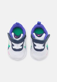 Nike Performance REVOLUTION 7 - Laufschuh Straße - white/stadium green/persian violet/midnight navy