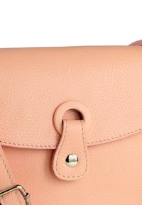 Peachkleurige leren handtas met een gestructureerde afwerking, afgeronde flap, afneembare riem en een metalen gesp als accent. Gestikte details langs de randen.