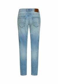 Lichtblauwe denim jeans met een slim fit, voorzien van twee achterzakken en een bruine leren patch op de tailleband. Verbleekte was met subtiele textuur.
