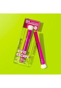 Lys rosa Real Techniques Limited Edition Vivid Escape rouge-børste med hvite børstehår på limegrønn bakgrunn, en i emballasje, en løs.