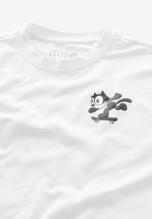 Valkoinen puuvillainen t-paita, jossa on pyöreä kaulus ja vasemmassa rinnassa pieni mustavalkoinen piirros sarjakuvakissasta skeittaamassa.