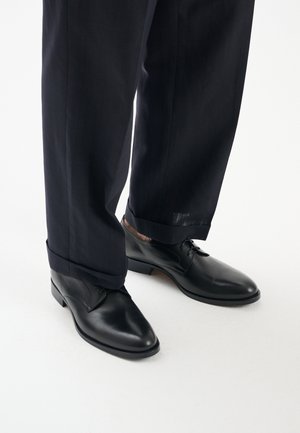 - Biznesowe buty sznurowane