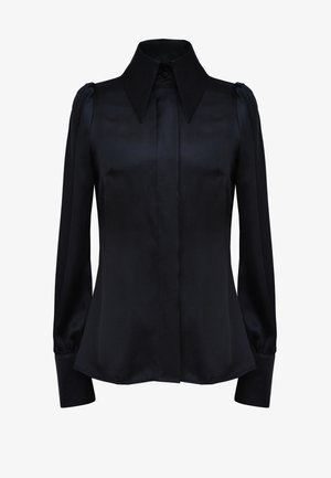 Czarna satynowa bluzka z wyraźnym kołnierzykiem, długimi rękawami i puffowanymi detalami na ramionach. Posiada zapięcie na guziki i luźny krój. Gładka faktura.