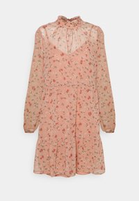 Růžové květinové šaty s dlouhými, průhlednými rukávy, vysokým volánkovým výstřihem a vrstveným lemem. Obsahují malé, barevné květinové vzory po celé ploše.