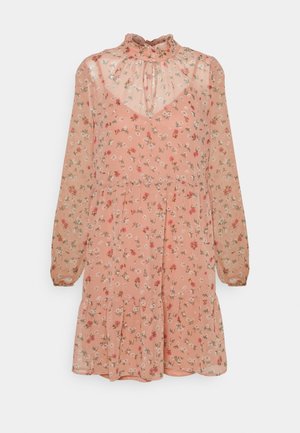 Vestido floral melocotón con mangas largas y transparentes, un escote alto con volantes y un dobladillo en capas. Presenta pequeños patrones de flores coloridas en toda su superficie.