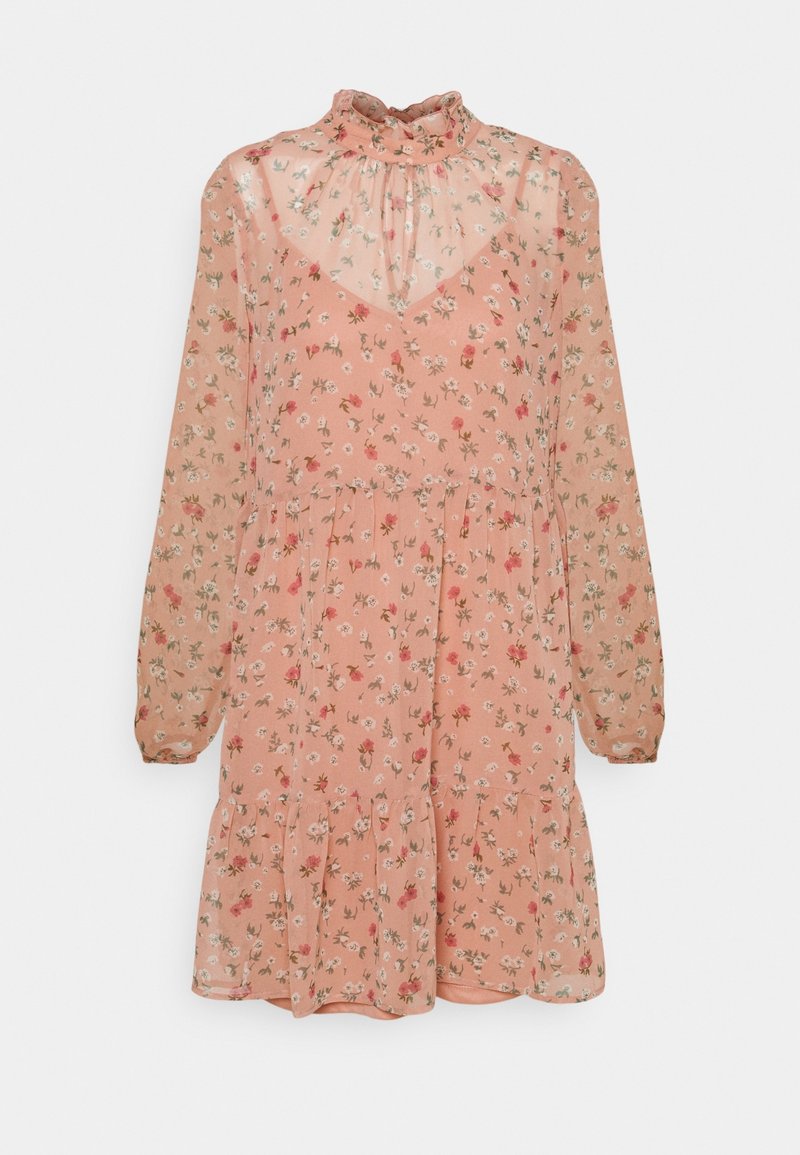 Růžové květinové šaty s dlouhými, průhlednými rukávy, vysokým volánkovým výstřihem a vrstveným lemem. Obsahují malé, barevné květinové vzory po celé ploše.