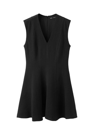 Čierne bezrukávové šaty áčkového strihu s výstrihom do V a zapínaním na zips na chrbte, vyrobené z textúrovaného materiálu.