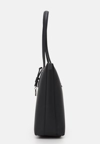 Černá kožená taška přes rameno s úzkým profilem, dvěma dlouhými uchy a diagonálním švem na boku. Má zapínání na zip.