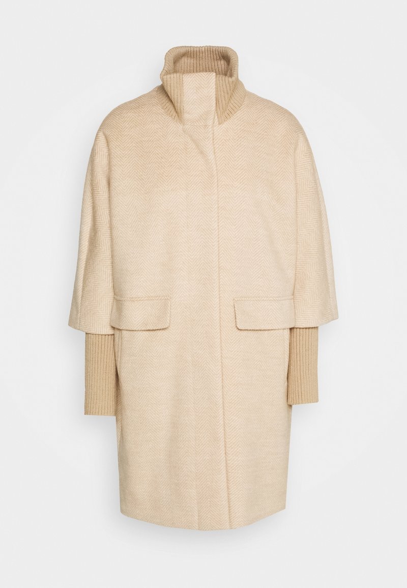 Manteau beige en chevrons avec col roulé en maille côtelée et longs poignets côtelés, poches avant à rabat et fermeture frontale dissimulée.