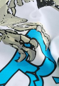 Weißer Stoff mit einem grafischen Druck von stilisierten Krallen in Grau und Türkis, mit schwarzen Umrandungen und glatter Textur.