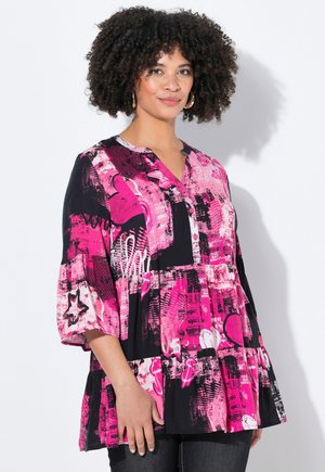 Langärmlige Bluse in Schwarz und lebhaftem Pink mit abstrakten Mustern; verfügt über einen V-Ausschnitt, eine Knopfleiste und einen gerafften Saum für eine lockere Passform.