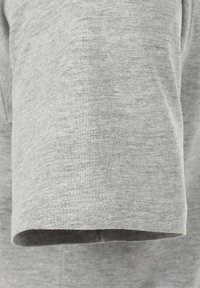 Szara koszulka z krótkim rękawem, wykonana z miękkiej bawełny, z okrągłym mankietem i gładką teksturą, z delikatnym melanżowym wzorem.