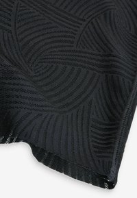 Schwarzer Stoff mit erhabenem Linienmuster, das gekrümmte Formen und Textur zeigt. Der Rand hat eine glatte Oberfläche, die die filigranen Designdetails hervorhebt.
