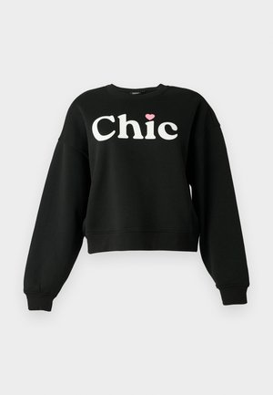 Mustmustang mustamees valge "Chic" tekstiga ja väikese roosa südamega, mis asub esiküljel tähe "i" kohal.