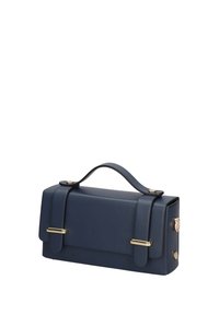 Borsa in pelle blu navy con una forma strutturata, hardware dorato, manico superiore e chiusura a patta. Texture liscia con design minimalista.