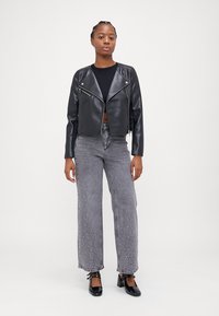 Vero Moda Petite VMRILEY RIO SHORT JACKET - Jakna od umjetne kože - black