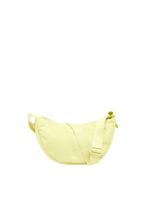 Borsa a tracolla color giallo chiaro a forma di mezzaluna con tracolla regolabile e chiusura con zip su sfondo bianco.