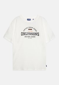 Hvit bomull t-skjorte med korte ermer, rund hals og et trykt design med svart og oransje tekst som viser "ONLY&SONS" og "College League."