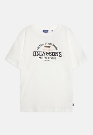 Weißes Baumwoll-T-Shirt mit kurzen Ärmeln, Rundhalsausschnitt und einem bedruckten Design in Schwarz und Orange mit dem Schriftzug "ONLY&SONS" und "College League."
