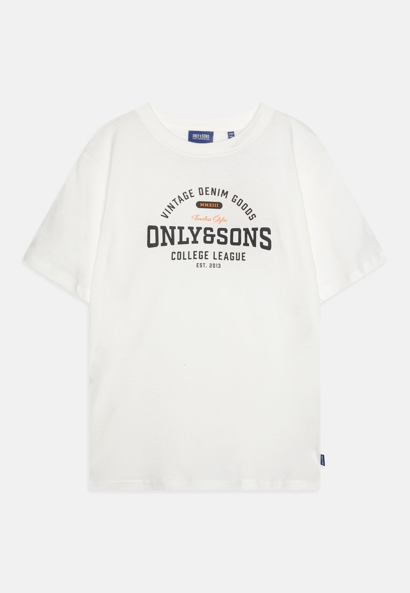 Hvit bomull t-skjorte med korte ermer, rund hals og et trykt design med svart og oransje tekst som viser "ONLY&SONS" og "College League."