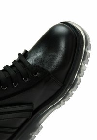 Derimod Stivaletti stringati - black