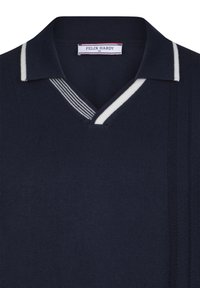 Navy-blaues Poloshirt mit V-Ausschnitt, mit einem weißen gestreiften Kragen und strukturierten vertikalen Akzenten auf der linken Seite. Markenlabel sichtbar.