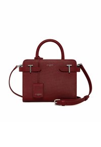 Borsa a tracolla in pelle rossa con texture, manici superiori, tracolla rimovibile, accessori in argento e un distintivo tag portacipria. Forma rettangolare.