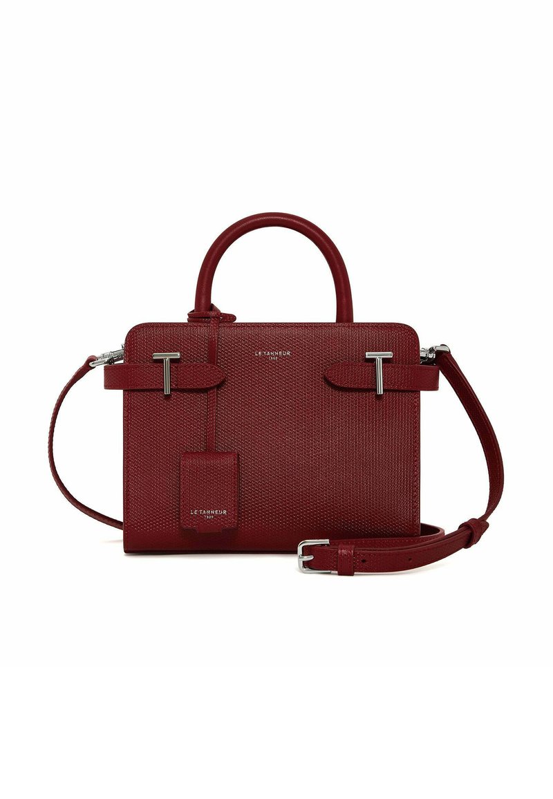 Borsa a tracolla in pelle rossa con texture, manici superiori, tracolla rimovibile, accessori in argento e un distintivo tag portacipria. Forma rettangolare.