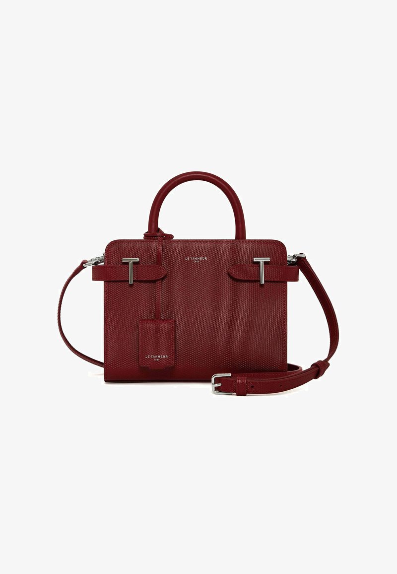 Borsa a tracolla in pelle rossa con texture, manici superiori, tracolla rimovibile, accessori in argento e un distintivo tag portacipria. Forma rettangolare.
