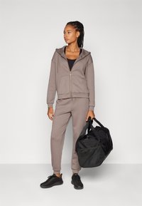 ONLY Play ONPLOUNGE LIFE HOOD - Felpa con zip - brown