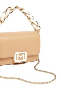 Borsa a mano in pelle beige con una tracolla in catena dorata e accenti bianchi intrecciati. Presenta una fibbia con logo bianco sul davanti, forma rettangolare.