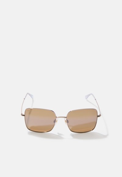 Sonnenbrille mit rechteckigen braunen Gläsern, goldfarbigem Metallrahmen und klaren, strukturierten seitlichen Akzenten. Schmale Bügel mit dekorativen Enden.