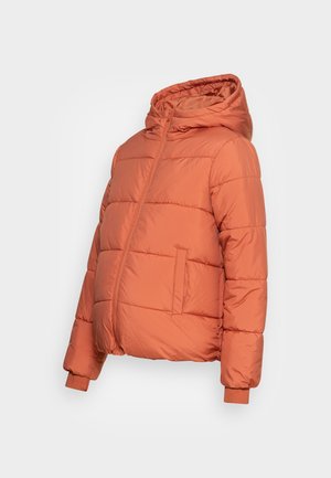 Přesný kabát v rust barvě s kapucí, diagonálním předním zipem, bočními kapsami a žebrovanými manžetami, zobrazený na bílém pozadí.