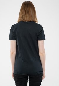 Paradiso Clothing BRING ME THE HORIZON FLAMING HEX - Print T-shirt - black