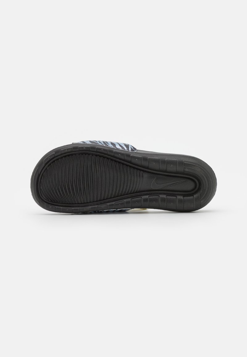 Nike Sportswear VICTORI ONE SLIDE PRINT - Pantolette flach - black/metallic silver